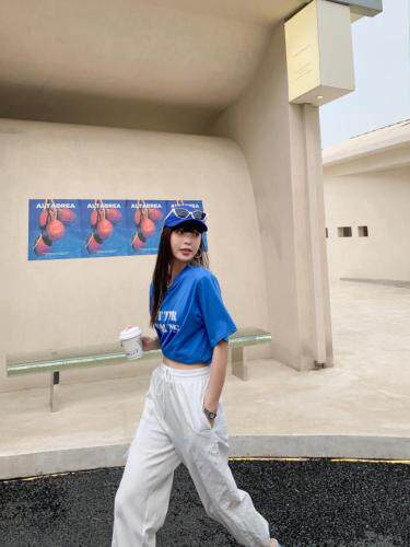 休闲字母T面料柔软舒适，女装，Queena PHoebe