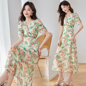 法式V领气质印花连衣裙女2025夏季新款修身显瘦洋气减龄碎花长裙图片
