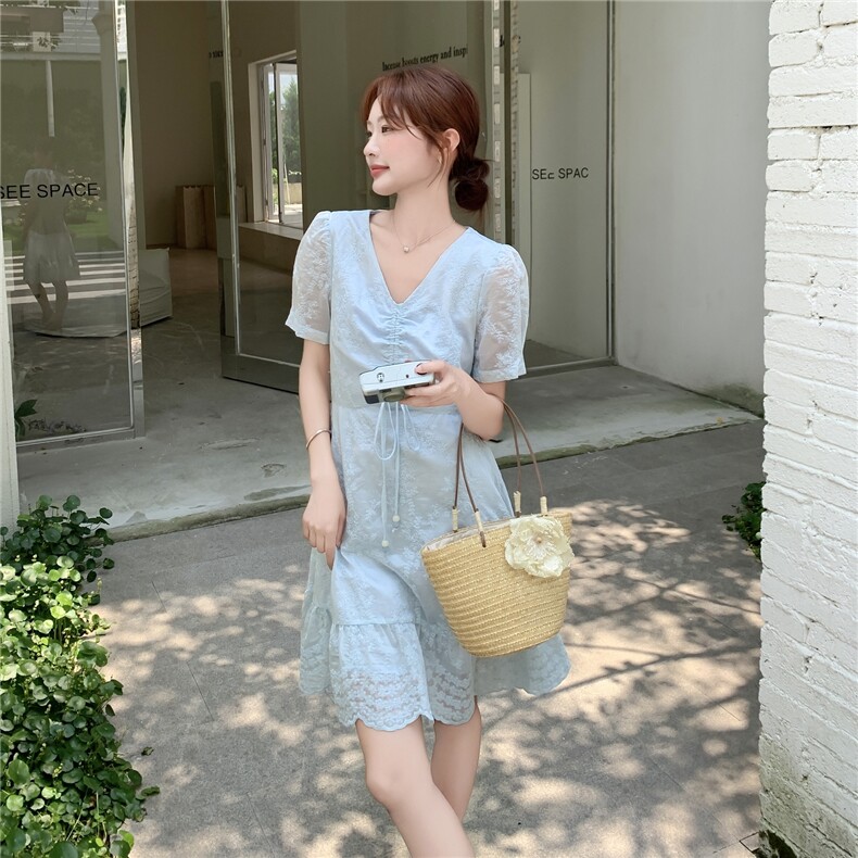 浅蓝色法式精致刺绣V领连衣裙女2026夏季新款巨好看气质减龄,女装连衣裙,霓裳依族