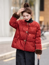 现货2025年冬装新款中式民族风羽绒服时尚宽松显瘦复古提花外套女，女装羽绒服，璐依舞