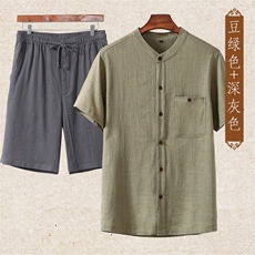 豆绿上衣＋深灰短裤