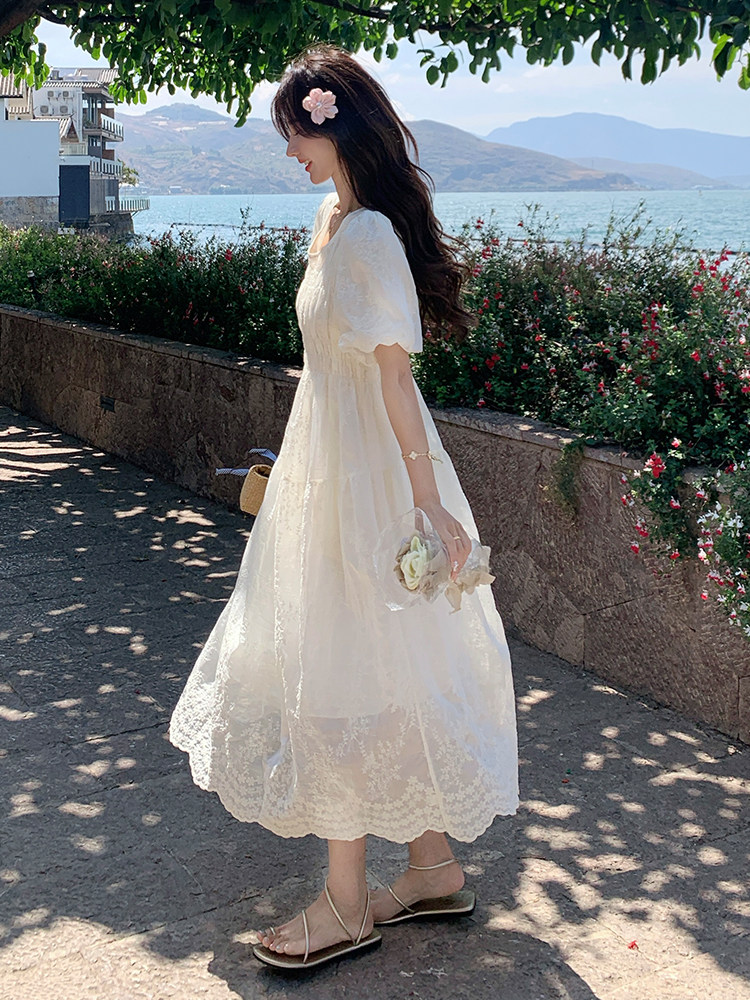 白色蕾丝刺绣泡泡袖连衣裙女夏季2025新款法式压褶收腰显瘦长裙潮,女装连衣裙,莘蕾