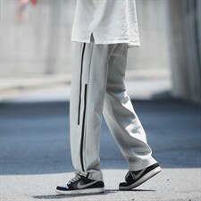 灰色