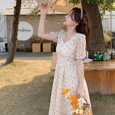 2023夏季短袖法式蕾丝绣碎花连衣裙女显瘦方领长裙子夏季，女装连衣裙，韩蜜菓