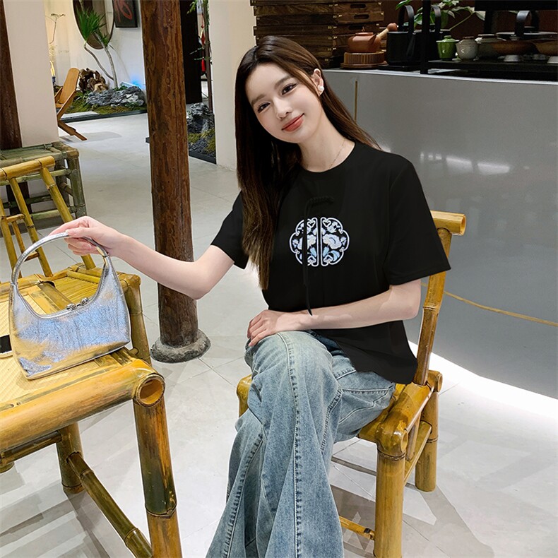 现货已出。2024夏季中式前片破缝下摆开叉绣花T恤P49-K75,女装T恤,慧峰