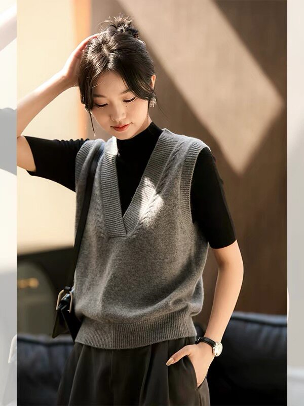 2025年秋季时尚百搭通勤简约休闲深V马甲，女装马甲，晨旭羊绒
