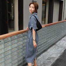 2023年时尚小翻领排扣潮流收腰系带短袖插袋牛仔连衣裙，女装连衣裙，钱塘布衣