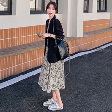 设计感碎花连衣裙西装两件套女春秋季2025新款今年流行的时尚套装，女装套装/套裙，2D078