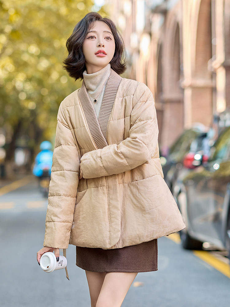 2025年冬季A字小个铜氨丝羽绒服冬装女浴袍式系带收腰V领复古提花,女装羽绒服,韩蜜菓