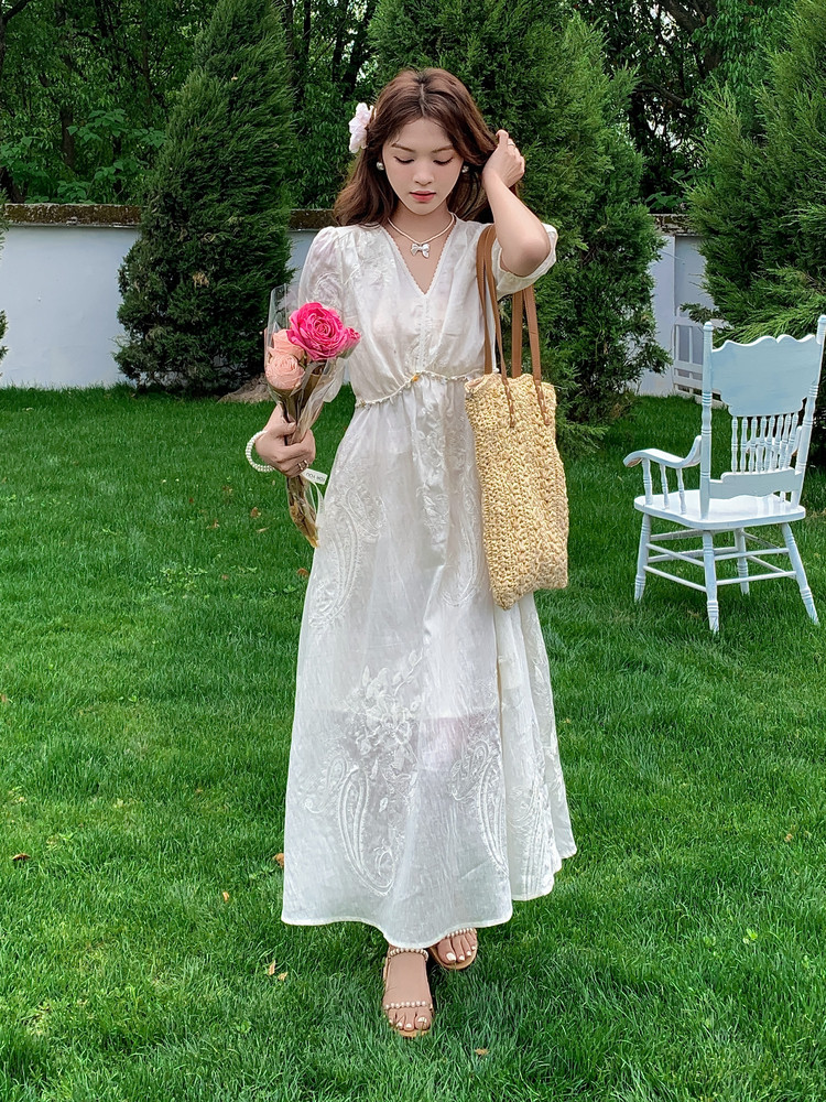 新中式法式V领高级感刺绣连衣裙女米色温柔度假风绝美初恋茶歇裙,女装连衣裙,浙宝208A