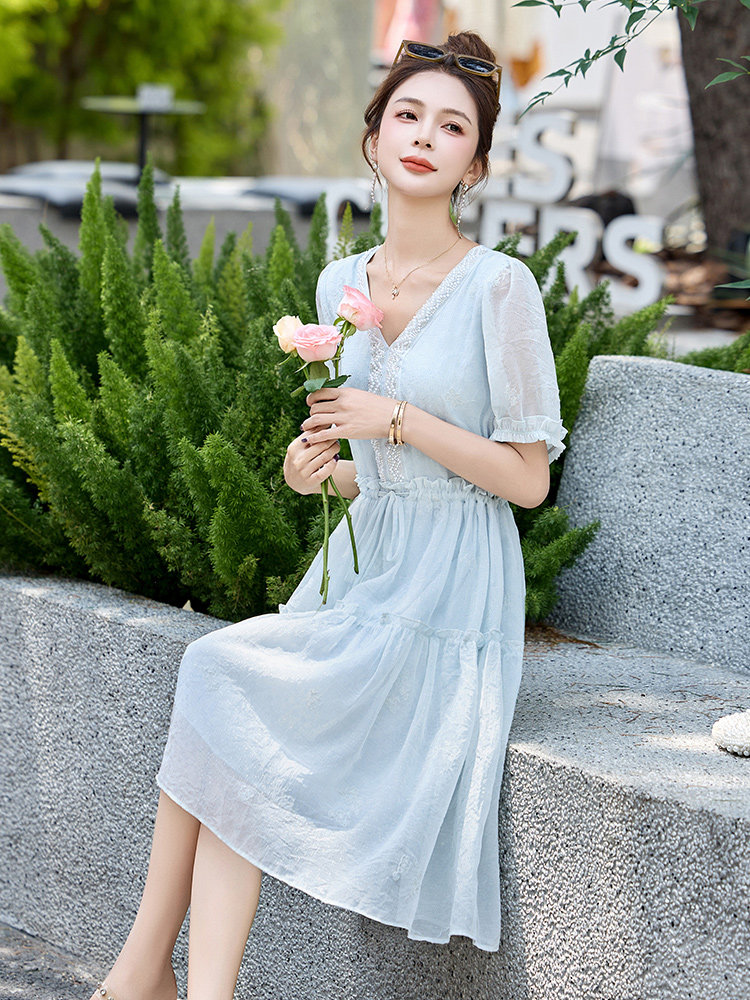 重工刺绣钉珠连衣裙女夏2025新款高级感气质法式v领系带收腰裙子,女装连衣裙,美沁