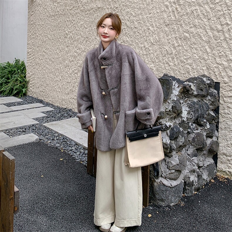 灰色复古高级感牛角扣皮毛一体外套女2025冬新款气质立领毛绒上衣,女装短外套,2C317
