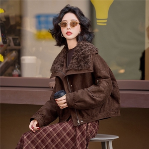现货羽绒服外套女2025年冬季新款时尚羊羔毛拼接羽绒外套女图片