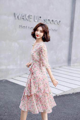 夏季新款。韩版碎花雪纺连衣裙，女装连衣裙，时尚靓女孩