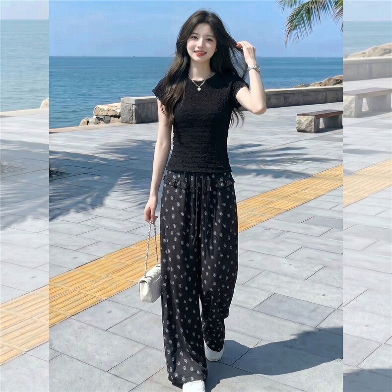 盐系穿搭时尚套装女夏款黑色短袖上衣花朵印花木耳边屁帘裤两件套,女装套装/套裙,江南