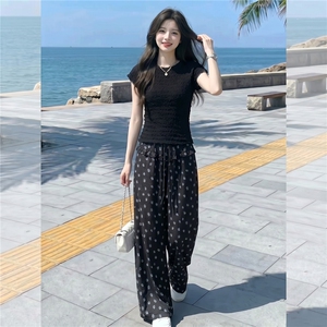 盐系穿搭时尚套装女夏款黑色短袖上衣花朵印花木耳边屁帘裤两件套图片 盐系穿搭时尚套装女夏款黑色短袖上衣花朵印花木耳边屁帘裤两件套图片