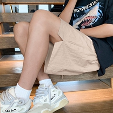 浅卡其色