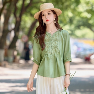 中年妈妈夏季时尚天丝麻小衫女装刺绣上衣宽松洋气大码遮肚子衬衣,休闲遮肚子穿搭图片