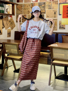 韩系减龄红格子套装裙女夏2025新款字母印花t恤半身格子裙两件套图片