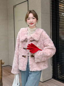 粉色娃娃领短款皮毛一体羊羔毛外套女秋冬法式少女感小个子时尚图片