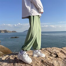 深绿色
