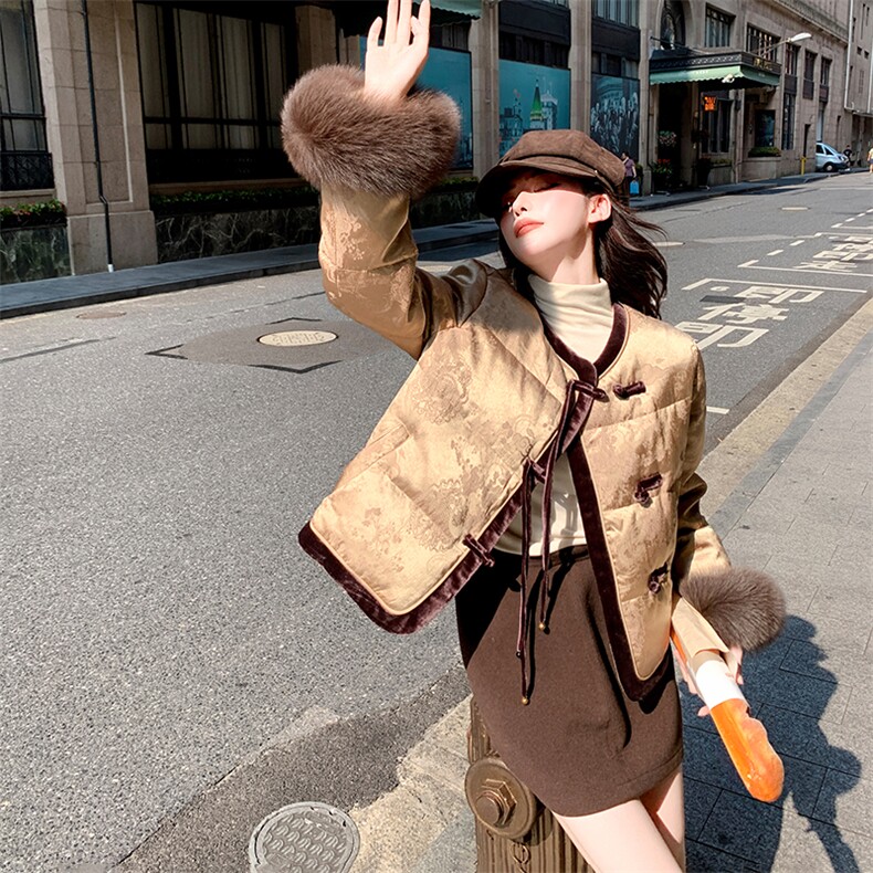 圆领提花料新中式狐狸毛袖短款女式羽绒服，女装羽绒服，浙宝189