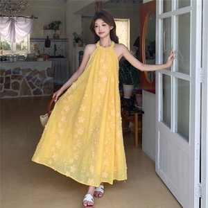 黄色露肩挂脖提花连衣裙女2025夏季新款多巴胺宽松海边度假风长裙图片