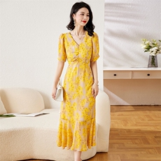 高级感碎花鱼尾裙摆连衣裙女2023夏新款V领收腰显瘦气质雪纺长裙，女装连衣裙，牡丹诺