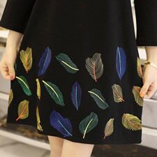 拉链拼接绣花九分袖件中长款2021年春季圆领连衣裙宽松休闲时尚，女装连衣裙，安之芮娜