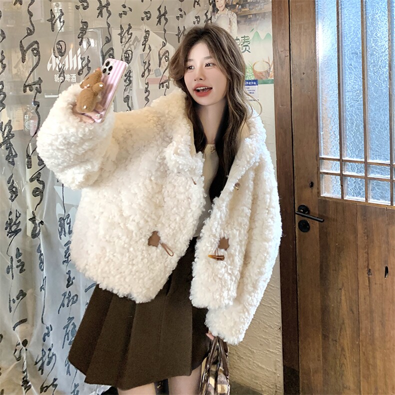 米色时尚连帽羊羔毛外套女冬新款小个子保暖加厚韩系短款皮毛一体，女装羊羔毛/颗粒绒，维壹