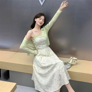 法式温柔风针织开衫高腰褶皱碎花吊带连衣裙女2025夏百搭减龄图片