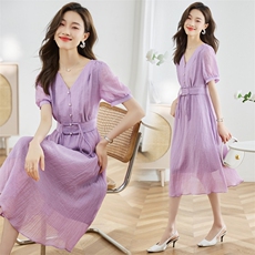 现货新款2024年g风扣子收腰天丝气质连衣裙，女装连衣裙，采品优优