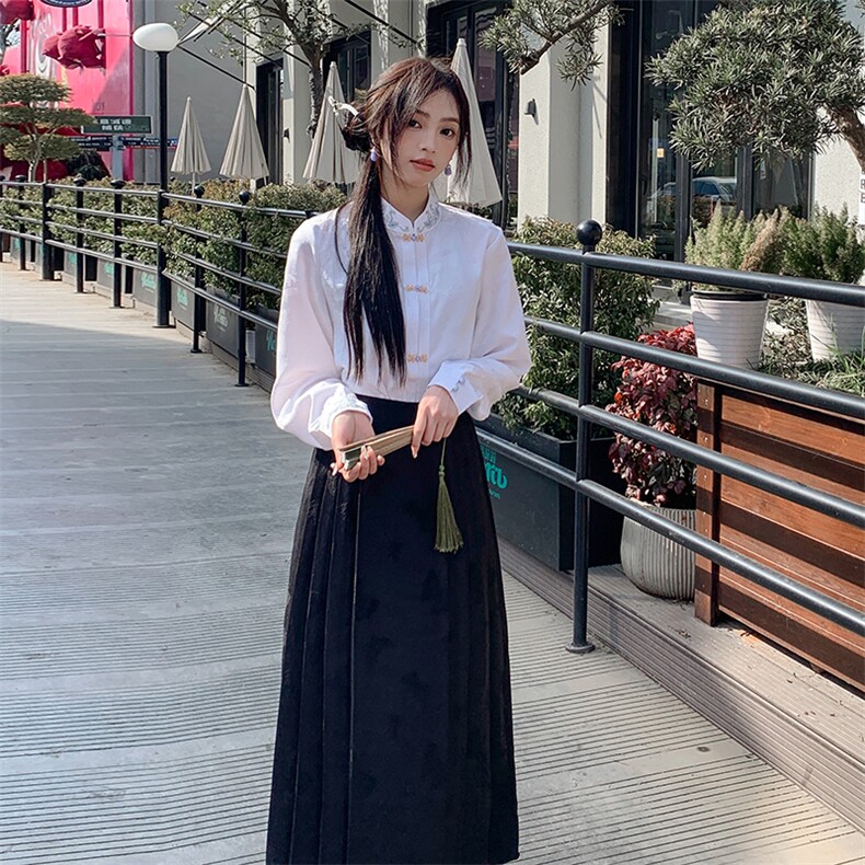 现货新中式马面裙套装2025年春装新款复古风两件套上衣长袖,女装套装/套裙,秀美人生