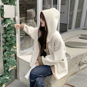 撞色保暖连帽羊羔毛外套女冬季2025新款学院风超火减龄爆款巨好看图片