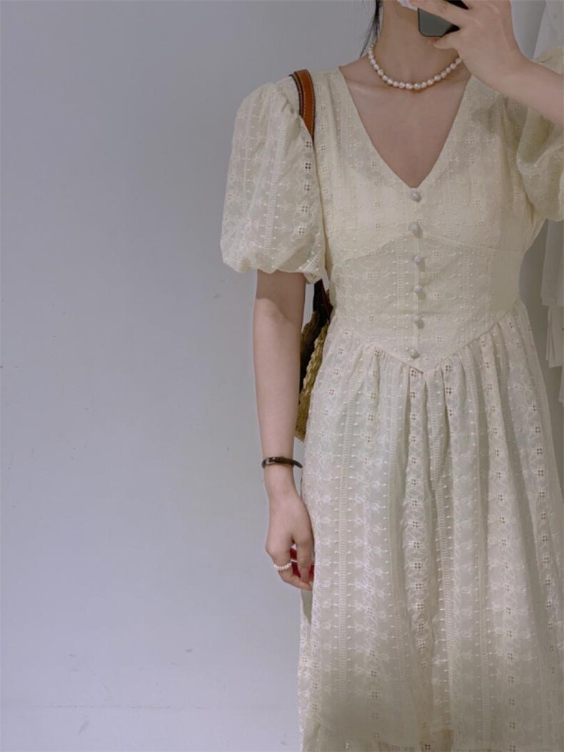 V领刺绣连衣裙，女装连衣裙，驿谷