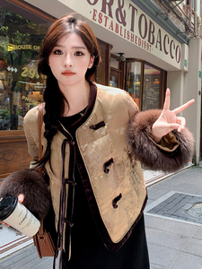 圆领提花料新中式狐狸毛袖短款女式羽绒服图片