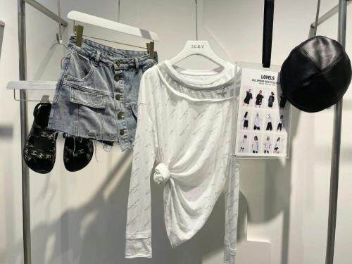 露肩防晒衫+牛仔短裙裤,女装,LOVELS