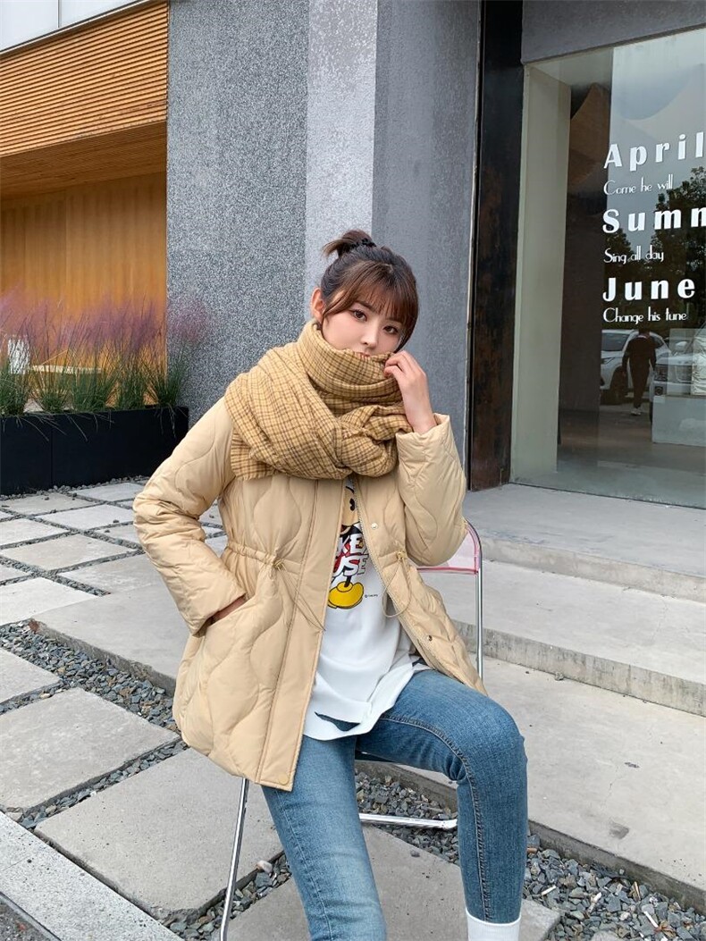 9882中长款羽绒服
填充90白鸭绒
显瘦修身版型 保暖性好图片