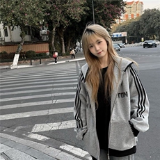 灰色