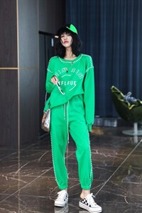 卡菲莱2022年新款重工钉珠卫衣套装女春装新款时尚休闲两件套图片