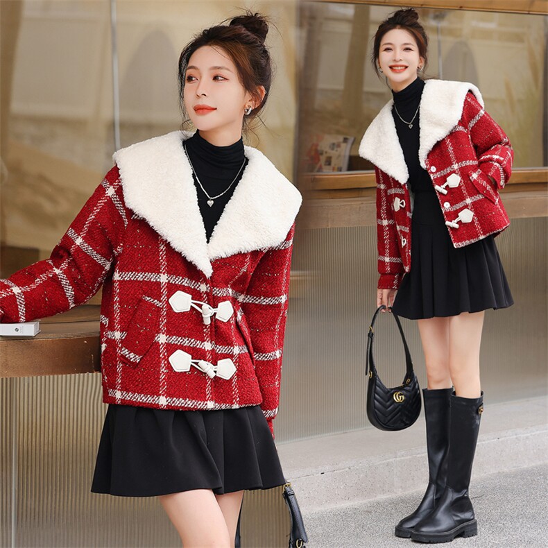 现货主推2024冬季新款加棉牛角扣设计仿羊羔毛海军风娃娃领格子外套，女装棉衣/棉服，霓裳依族