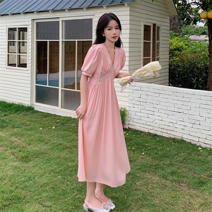粉色甜美珠串挂脖连衣裙女2025夏季新款法式气质露肩收腰显瘦长裙