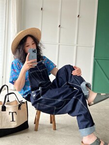 牛仔背带裤?小花上衣图片