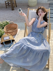 蓝色气质海边度假风绣花挂脖连衣裙女2025夏新款松弛感时尚A字裙，女装连衣裙，蝶眷