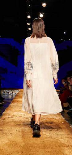 面料釆用进口天然纤维 上身除了飘逸感还有垂感 有型自带质，其它，听松