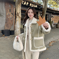 军绿羊羔毛皮毛一体外套女2024冬季新款小个子加绒加厚牛角扣棉服，女装短外套，2C129