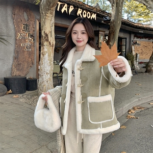 军绿羊羔毛皮毛一体外套女2024冬季新款小个子加绒加厚牛角扣棉服图片