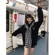 黑色