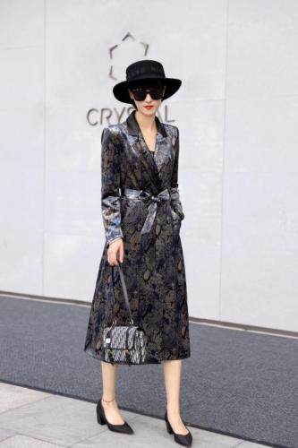 进口丝绒印花莽纹风衣，女装风衣，澳洛菲