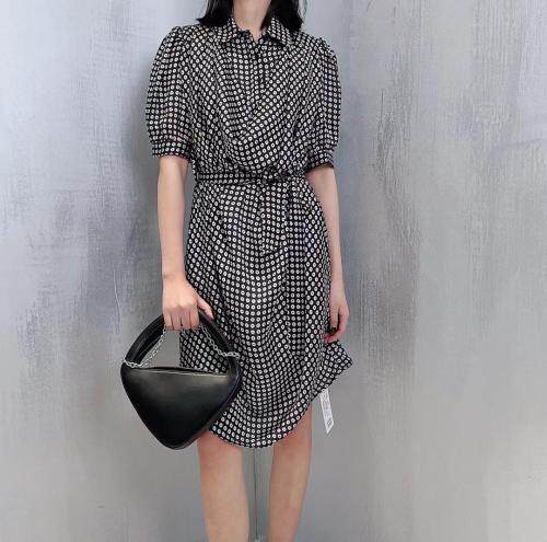 波点既可以体现女性的风情和浪漫，也可以让女性看起来更轻快娇俏，其它，听松